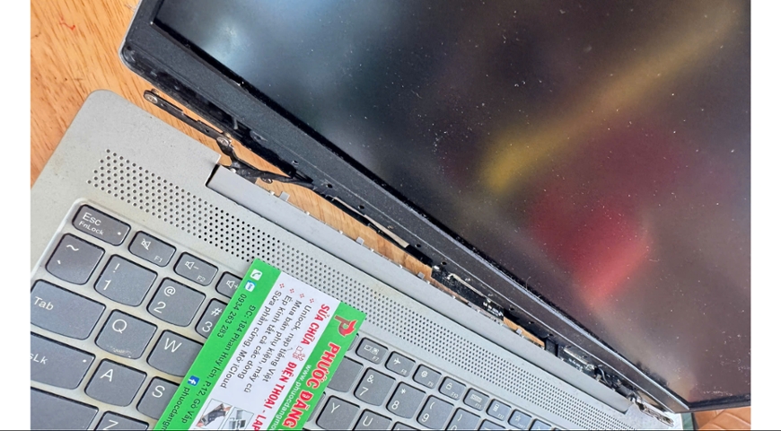 Laptop Lenovo gãy bản lề nặng.
